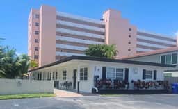 Studio Walk to the Beach. Everything you need. Clean, safe with everything you need. .