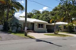 The Best beach block Location in Deerfield , single Home Clean, Safe and updated..