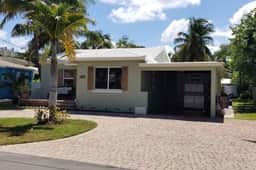 The Best beach block Location in Deerfield , single Home Clean, Safe and updated..
