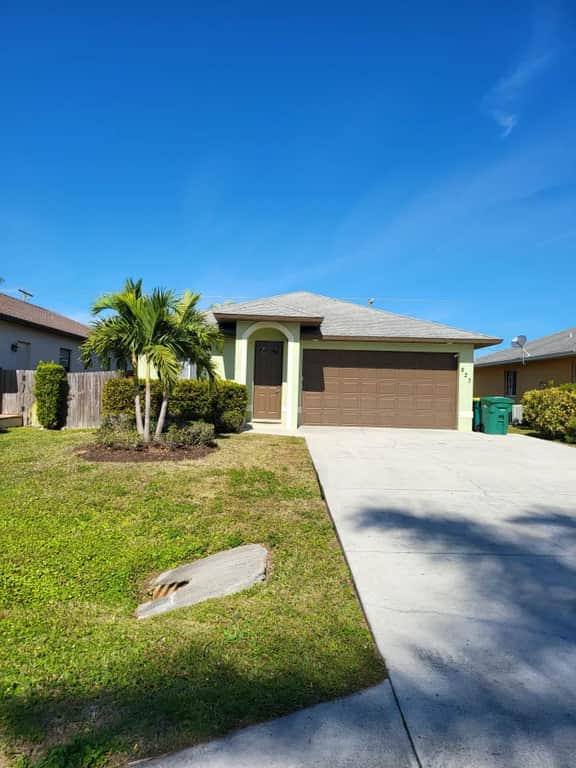Naples, Single family pool home. Clean, safe and close to the Gulf.