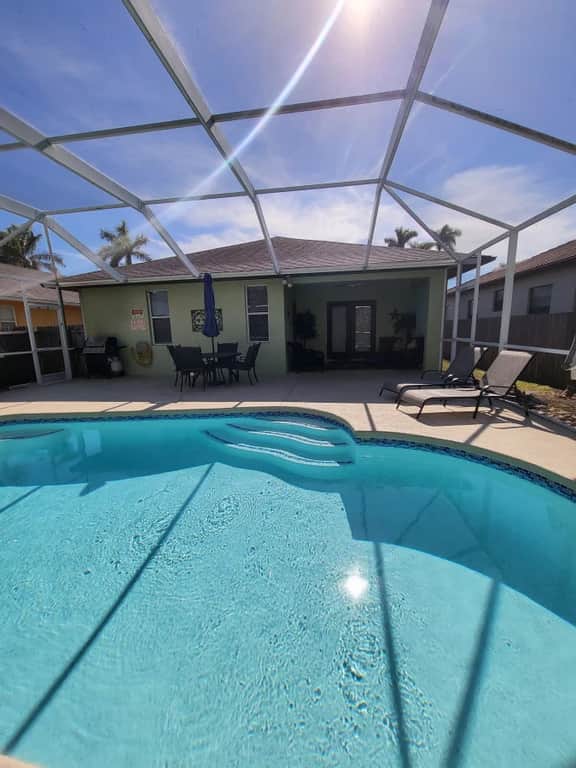 Naples, Single family pool home. Clean, safe and close to the Gulf.