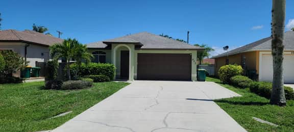 Naples, Single family pool home. Clean, safe and close to the Gulf.