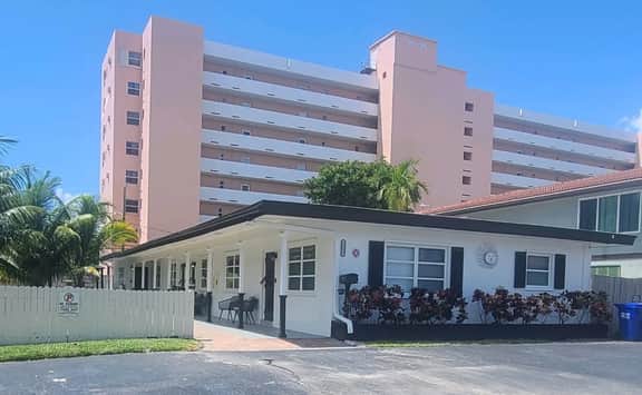 Studio Walk to the Beach. Everything you need. Clean, safe with everything you need. .