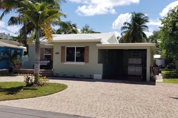 The Best beach block Location in Deerfield , single Home Clean, Safe and updated..