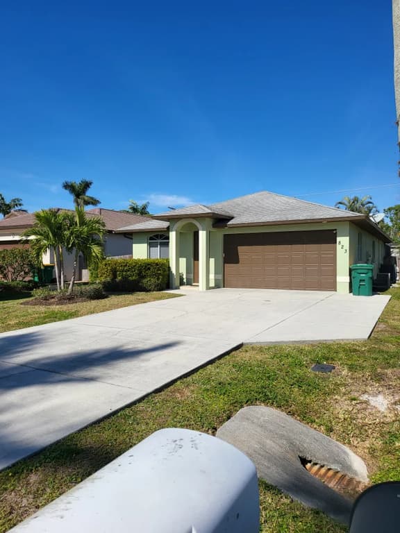 Naples, Single family pool home. Clean, safe and close to the Gulf.