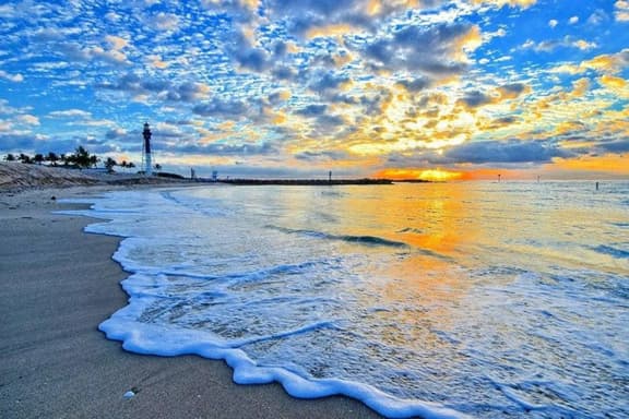 Studio Walk to the Beach. Everything you need. Clean, safe with everything you need. .