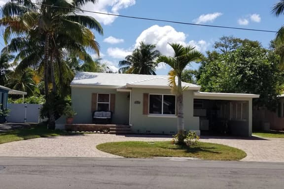 The Best beach block Location in Deerfield , single Home Clean, Safe and updated..